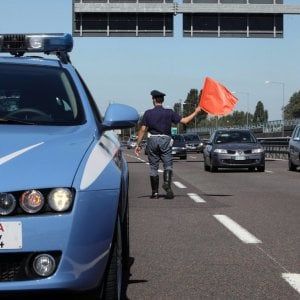 Cuneo, scontro fra auto e camion, una ragazza perde la vita