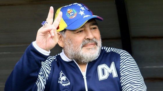Argentina, il Gimnasia vince e Maradona si scatena: "Girate al largo, non me ne vado"