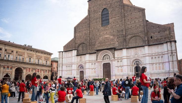 “Cara Bologna…”: bus notturni o gruppi di aiuto, 400 ragazzi leggono in piazza sogni per la città