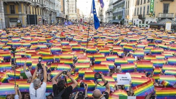 Pride 2018, l'onda arcobaleno invade Milano. Gli organizzatori: "Al corteo in 250mila"