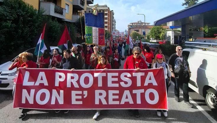 In ventimila sfilano a Massa contro i Pacchetti Sicurezza e la denuncia dei manifestanti del 2025