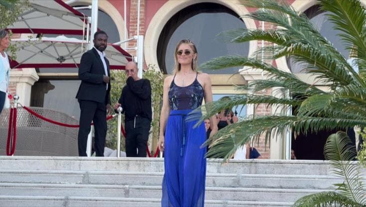 Greta Scarano, il bagno della madrina di Venezia con il ventaglio pro Pal