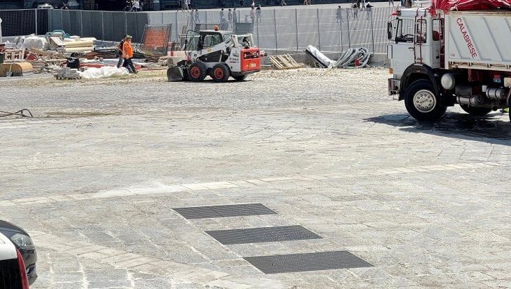 Metrò, lavori conclusi al Plebiscito: ecco le tre griglie nella piazza