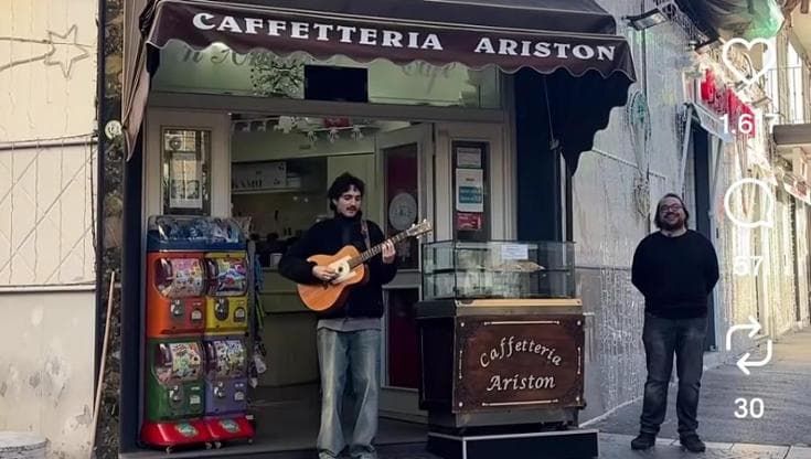 Mazzariello, viaggio ironico verso l’Ariston: canta davanti a lavanderie e bar prima del festival
