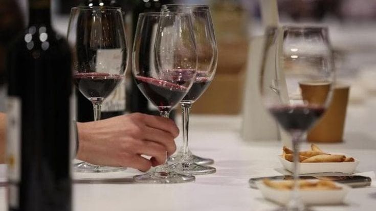 Beve detersivo anziché vino in un locale del Lorenteggio e finisce in ospedale, indagata la titolare