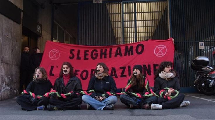 Bocche chiuse con il nastro, le attiviste di Extinction Rebellion protestano davanti alla sede Rai