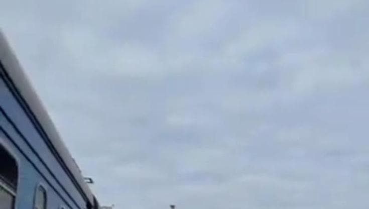 Raid russo su un treno al confine con la Polonia: la fuga tempestiva dei passeggeri poi l'esplosione