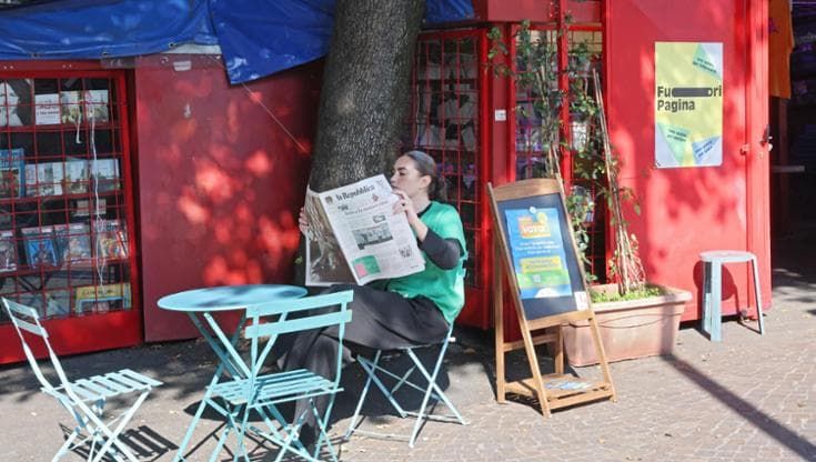 Burraco e parole crociate, a Bologna l’edicola rinasce andando “Fuori pagina”
