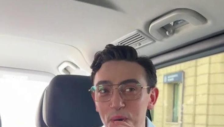 Sanremo, Michele Bravi suona la diamonica in auto: "Come rovinare la giornata a tutti"