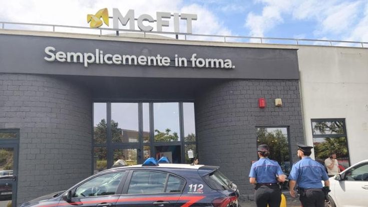 “Lasciami la panca, devo allenarmi”. La lite nella palestra McFit finisce a coltellate: grave 40enne
