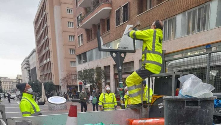 Napoli, vandalizzata la targa dedicata a Berlinguer in via Toledo