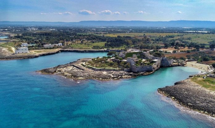 Monopoli, il mare circonda il castello: le foto dall'alto catturano la grande bellezza di Santo Stefano
