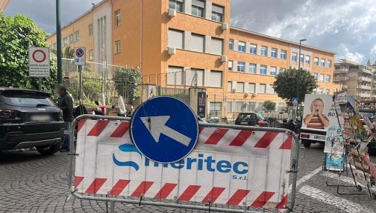Troppi rifiuti nelle caditoie, cede via Andrea D’Isernia: strada chiusa e disagi sul traffico