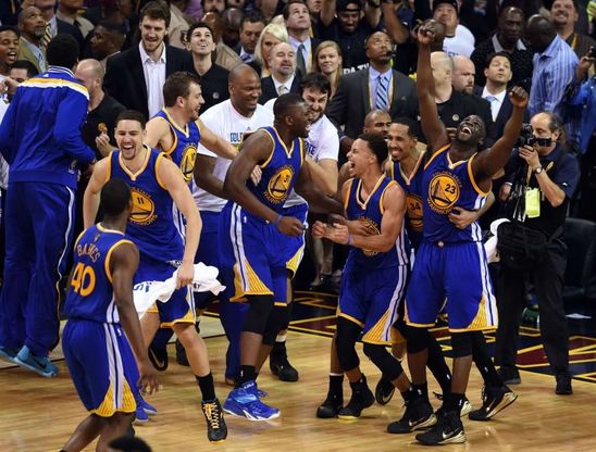 Usa, titolo Nba ai Warriors dopo 40 anni: la festa dei giocatori