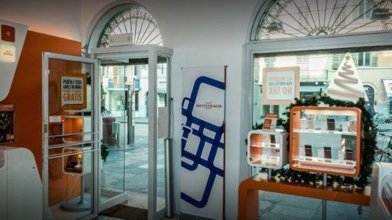 Parma, rubati 50 smartphone in un negozio di via Repubblica