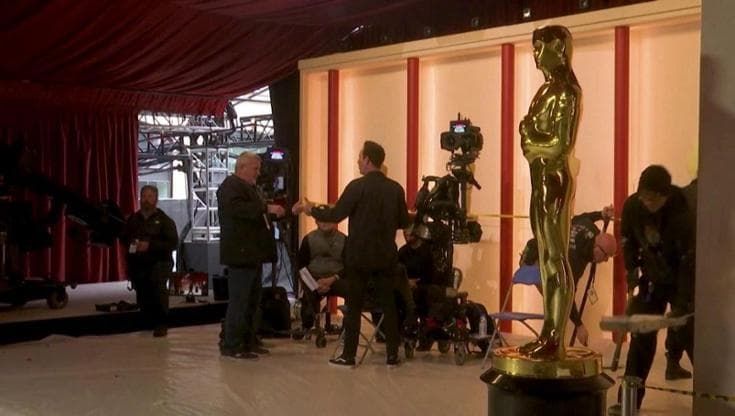 Oscar 2023, come nasce il red carpet quest'anno non rosso ma color champagne: il dietro le quinte