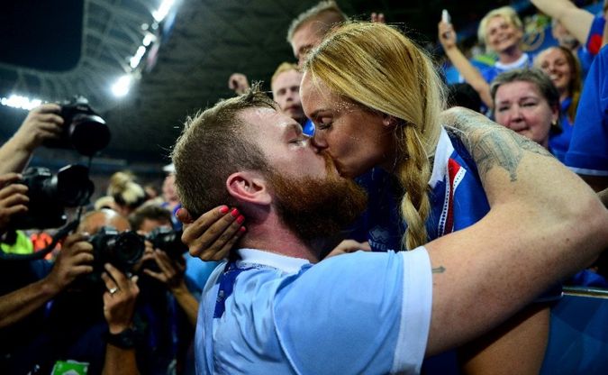 Euro 2016, la coppia più amata d'Islanda: il capitano Gunnarsson e la sua wag Kris Jonasdottir