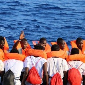 Trapani, il vescovo di Mazara in visita alla "Mare Jonio": "La sfida di salvare naufraghi"