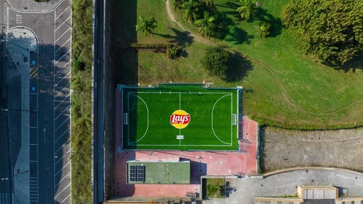 A Scampia un campo da calcio realizzato con pacchetti vuoti di patatine e imballaggi riciclati