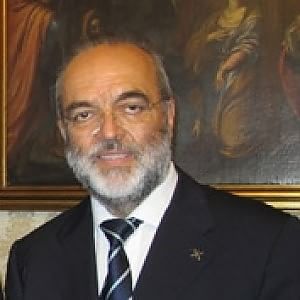 Parla Michele Capasso, l'uomo dei totem: "Così riempio il mondo di simboli di pace"
