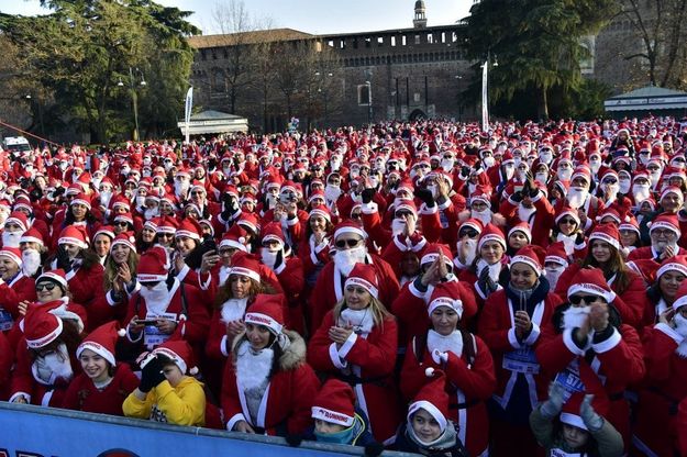 La carica dei Babbo Natale: la passeggiata col costume rosso che attraversa parco Sempione a Milano