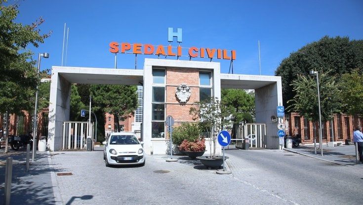 Ha un malore mentre spinge il passeggino con la figlia di 7 mesi: muore a 40 anni nel Bresciano