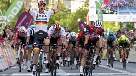 Ciclismo, Uci: si va verso un Giro più corto e in autunno