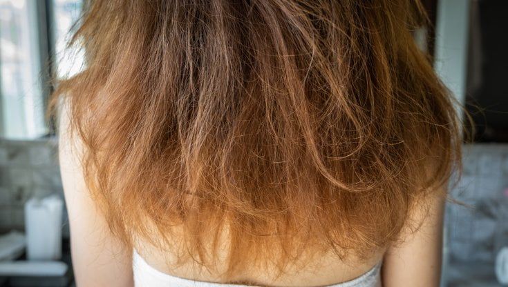 Sapete perché con l'umidità i capelli diventano crespi? Ecco la spiegazione