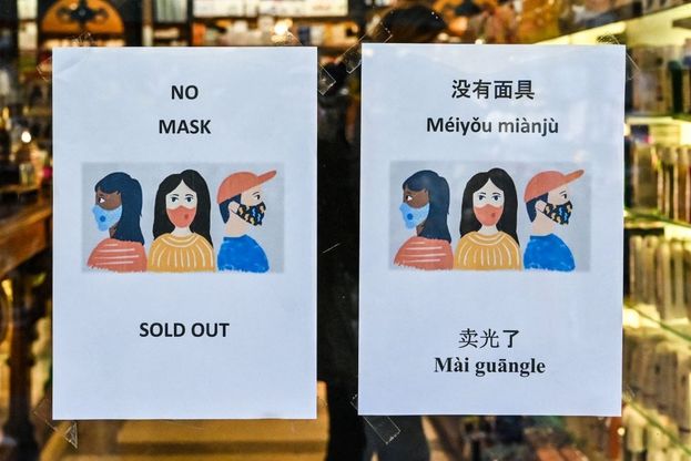 "No Masks", "Méiyou miànjù". Mascherine esaurite per il coronavirus, a Roma cartelli in inglese e cinese