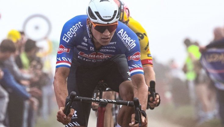 Van der Poel vince la Parigi-Roubaix, arrivo al traguardo in lacrime. Ganna in gara fino alla fine