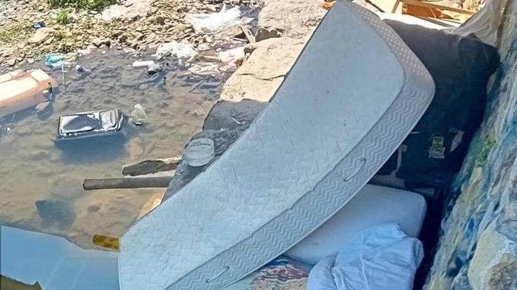 Careggi, accampati sotto un ponte: “Siamo qui da giugno, non abbiamo lavoro”