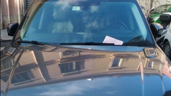 Bari, il suv parcheggiato in centro ha un pass residenti taroccato: scatta la denuncia
