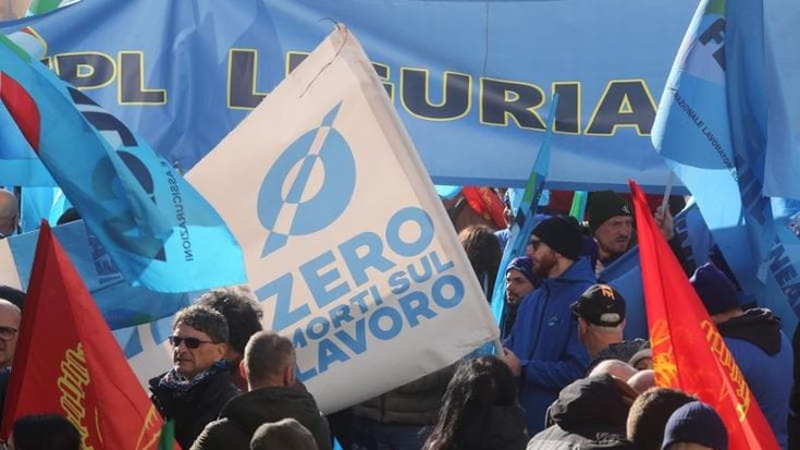 Quella piazza piena che rompe il silenzio e ridà centralità a un disagio profondo