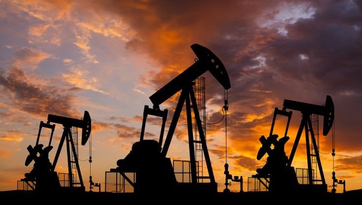 La domanda globale di greggio raggiungerà un livello record nel 2023 secondo l'Iea