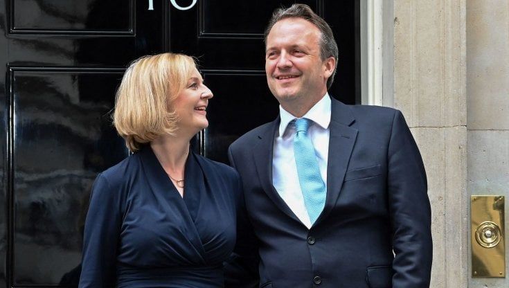 Regno Unito, il giorno di Truss premier: “Usciremo dalla tempesta”. Ma c'è l’ombra del ritorno di Boris