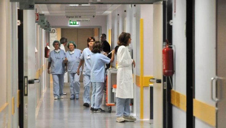 Covid, lo studio del Niguarda sui vaccinati: anticorpi in calo dopo sei mesi ma protezione ancora efficace
