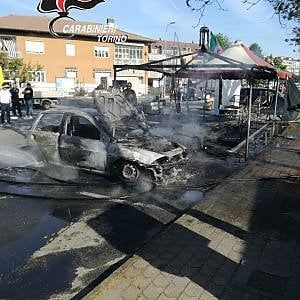 Ferisce a coltellate l'ex convivente e la madre di lei. E le brucia l'auto. Arrestato