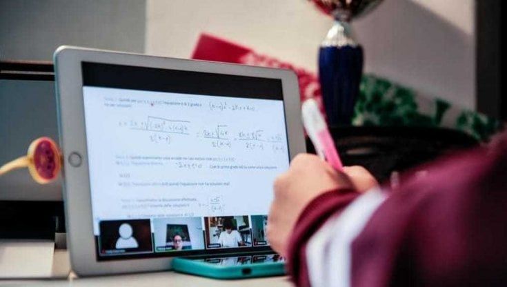 "Chi non acquista iPad di ultima generazione può cambiare scuola", a Bari la protesta dei genitori contro la direttiva della preside