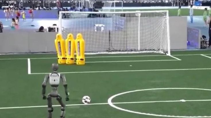 Ronaldo robot segna e fa siuuu, la Cina manda in campo l’androide che esulta come CR7