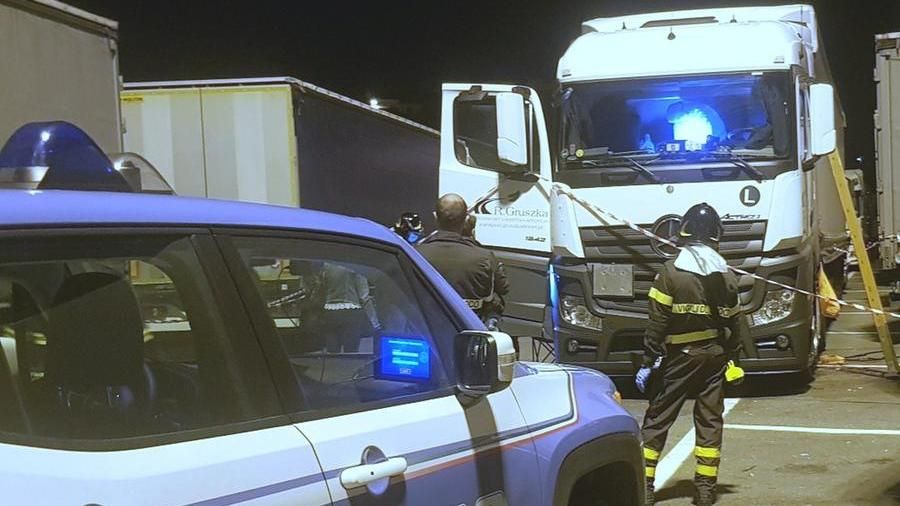 Savona, camionista ucciso con una coltellata all’autoporto: tre colleghi in stato di fermo