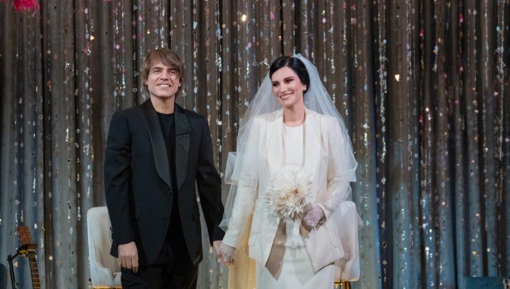 Il matrimonio di Laura Pausini, dal bouquet eco-chic agli 800 fiori di carta. Lo stylist fiorista: "Ho saputo che si sposava solo due giorni prima"