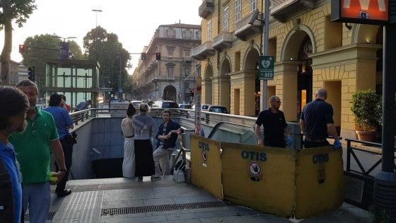 Torino, gatto finisce nella stazione del metrò: in azione vigili del fuoco e guardie zoofile  