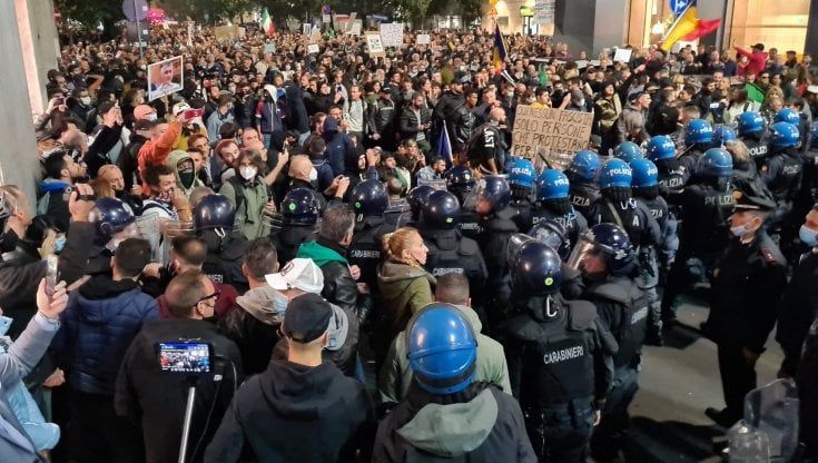 Milano, scontri al corteo No Pass. Altro tentativo di assalto alla Cgil