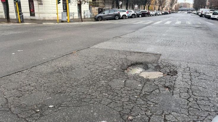 Si sgretola l’asfalto: buche e voragini sulle strade di Roma dopo le piogge di Natale