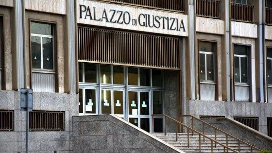 Bari, il vecchio tribunale cade a pezzi: sgomberati gli accessi, l'ingresso è stato spostato