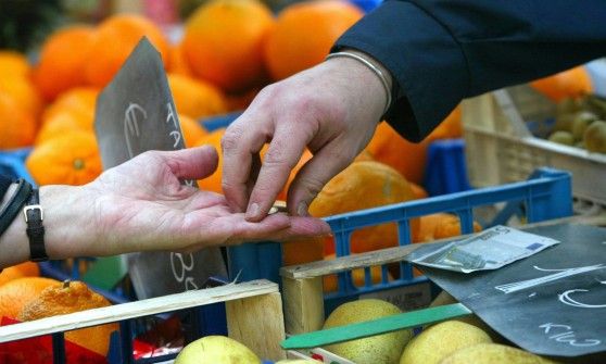 Prezzi, calano anche gli alimentari, &egrave; quasi deflazione