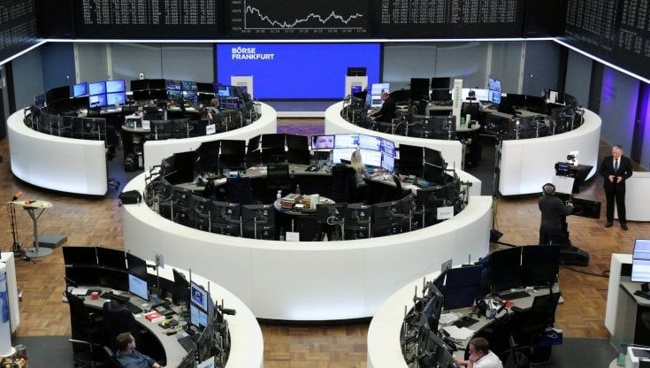 Le Borse di oggi, 7 febbraio. I listini Ue chiudono misti, Milano la migliore. Meloni su Tim: "Dossier complesso, presto avremo informazioni chiare da dare"
