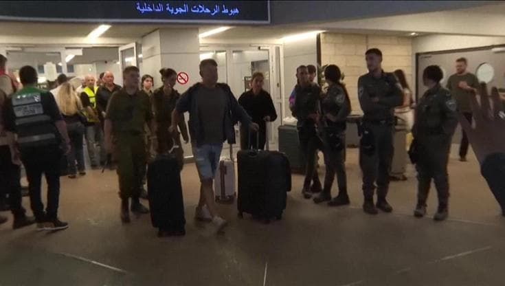 Tel Aviv, l'arrivo dei passeggeri che erano a bordo del volo Flydubai accolti con canti e slogan
