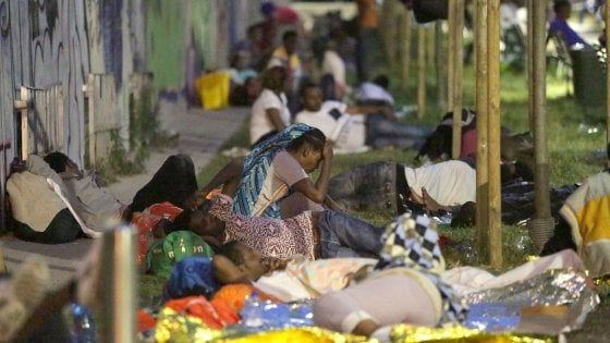 Milano, profughi accampati vicino alla stazione. "Situazione esplosiva, subito gli alloggi Expo"