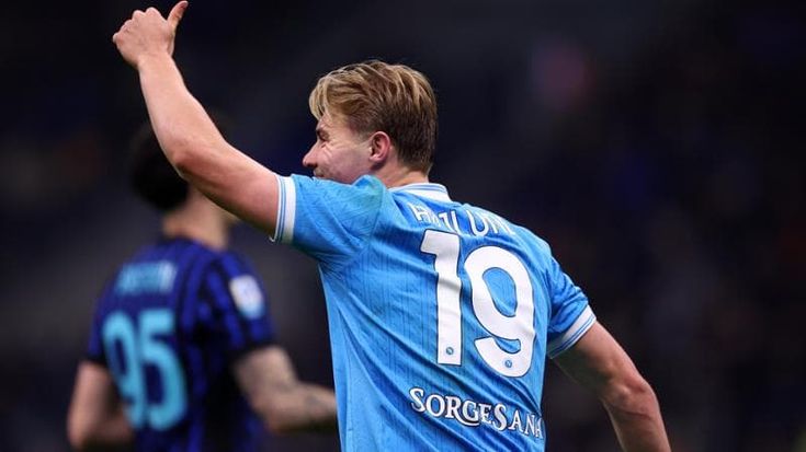 Napoli, gli azzurri campioni di resistenza: Hojlund gigante nella lotta in area